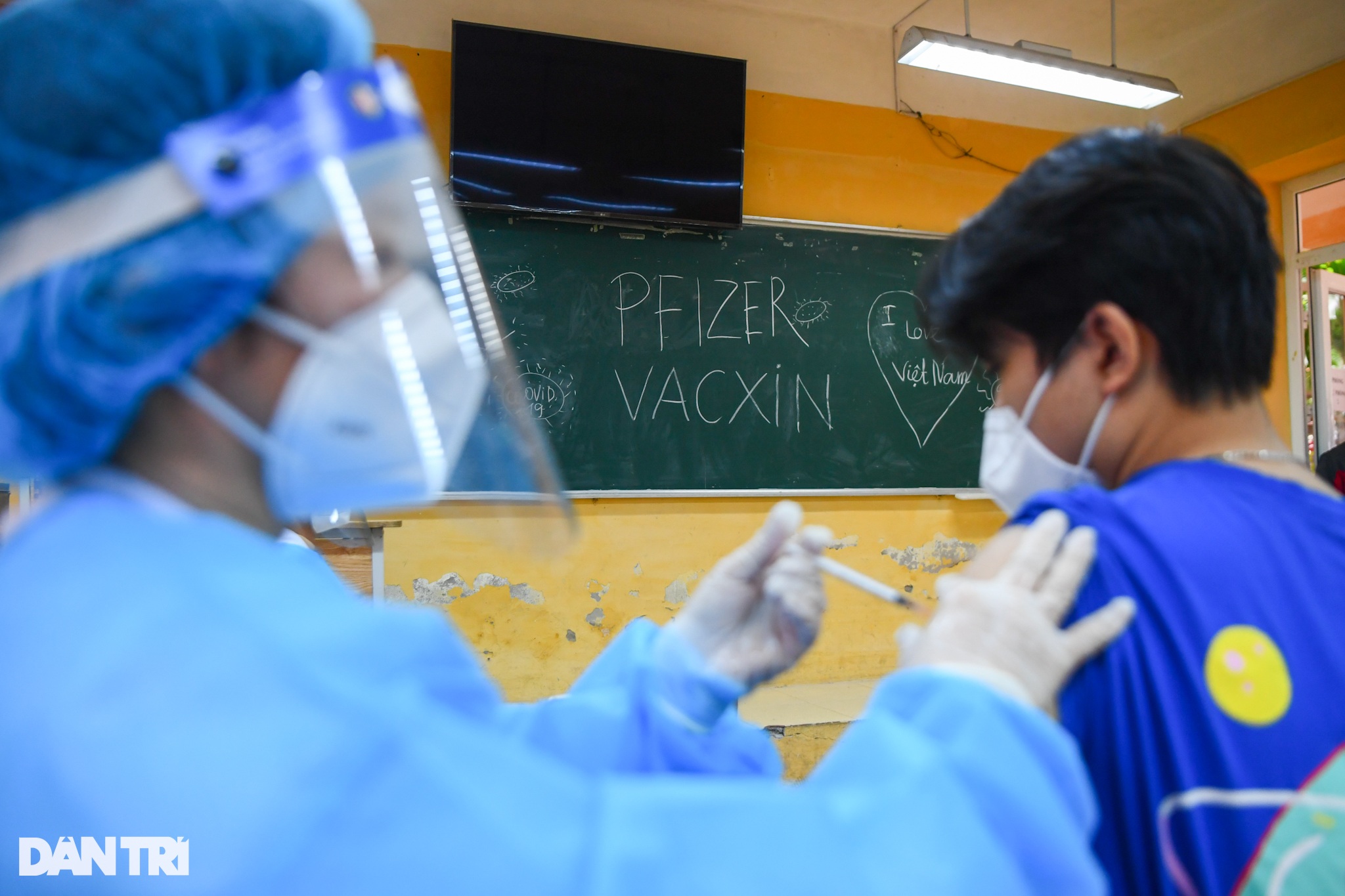 Hà Nội tiêm vaccine Covid-19 cho trẻ từ 15-17 tuổi, ưu tiên học sinh lớp 12 - 14 Hà Nội tiêm vaccine Covid-19 cho trẻ từ 15-17 tuổi, ưu tiên học sinh lớp 12 - 14