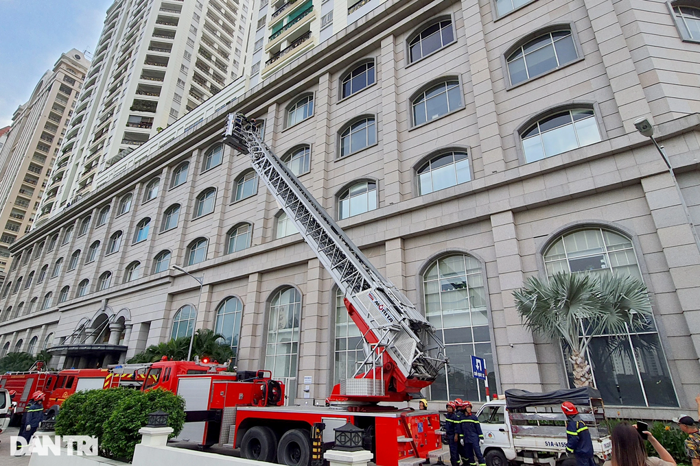 Cháy chung cư ở TPHCM, hàng trăm người dân di chuyển xuống đất - 3 Cháy chung cư ở TPHCM, hàng trăm người dân di chuyển xuống đất - 3