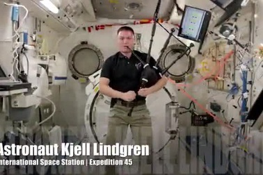 Phi hành gia thổi kèn trên trạm vũ trụ ISS