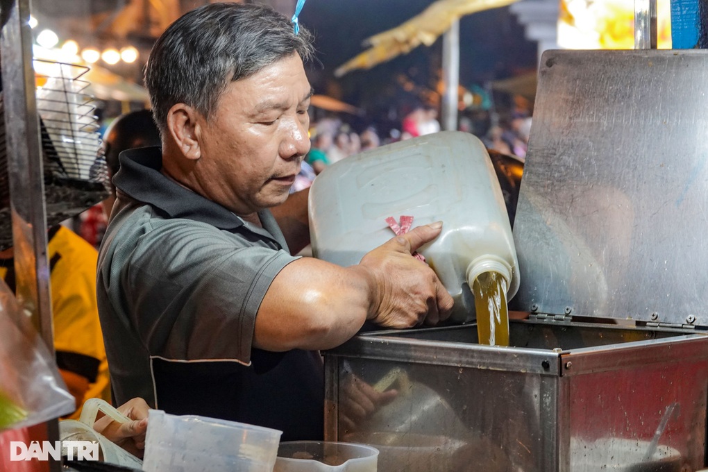 Ông chủ xe nước sâm lạ lùng chỉ lo... bán hết hàng - 3 Ông chủ xe nước sâm lạ lùng chỉ lo... bán hết hàng - 3