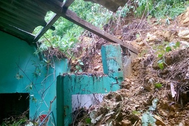 Đất bùn tràn vào hàng chục nhà dân