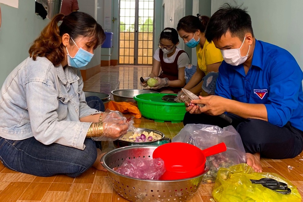 Thanh niên Bình Phước làm những món ăn dân dã tiếp sức lực lượng chống dịch - 2 Thanh niên Bình Phước làm những món ăn dân dã tiếp sức lực lượng chống dịch - 2