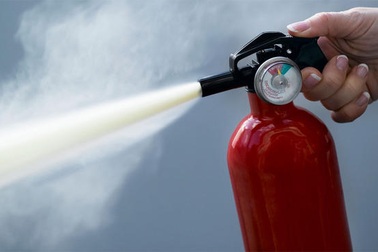 Xịt bình chữa cháy vào mặt tài xế GrabBike để cướp xe