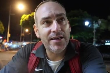 Theo chân khách Tây thưởng thức món cafe than đá