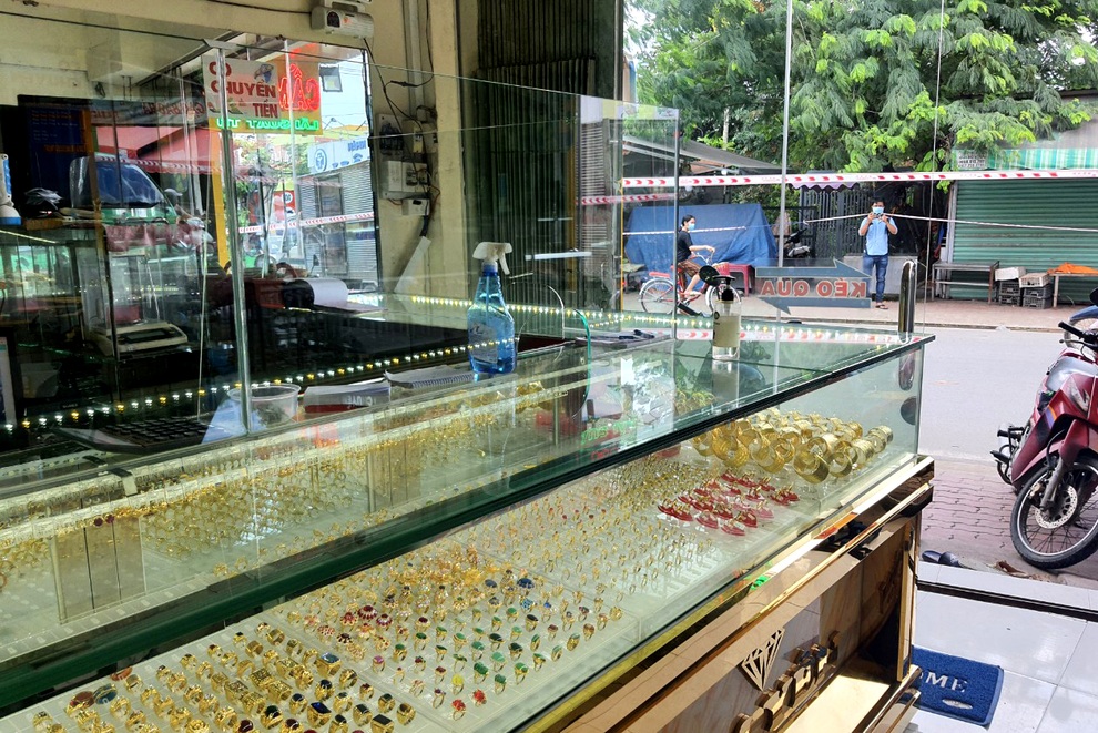 Ông chủ tiệm vàng kể phút nam thanh niên xem nữ trang rồi bỏ chạy - 2 Ông chủ tiệm vàng kể phút nam thanh niên xem nữ trang rồi bỏ chạy - 2