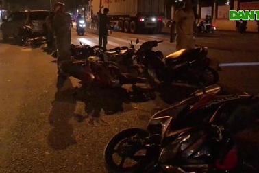 Ô tô tông 10 xe máy, làm 5 người bị thương