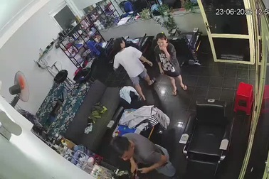 Video ghi lại cảnh khách nam "nhanh tay" lấy điện thoại của chủ tiệm