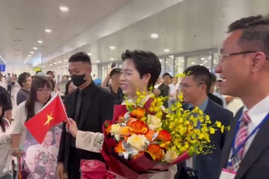 Đức Phúc trở về trong vòng tay chào đón của bố mẹ và người hâm mộ