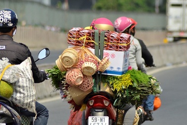Tay xách nách mang, lỉnh kỉnh quà quê quay về Thành phố