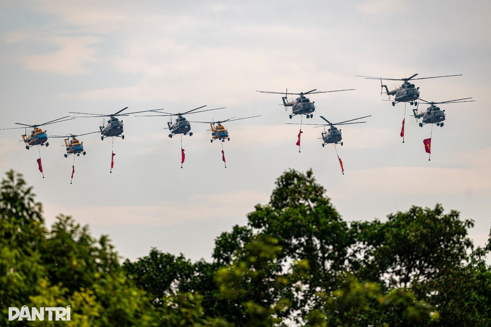 Mãn nhãn dàn tiêm kích SU-30MK2 thả bẫy nhiệt trên bầu trời Hà Nội - 1