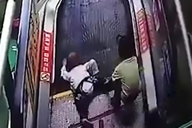 Kinh hoàng bé trai bị kẹt ngón tay vào thang cuốn trung tâm thương mại