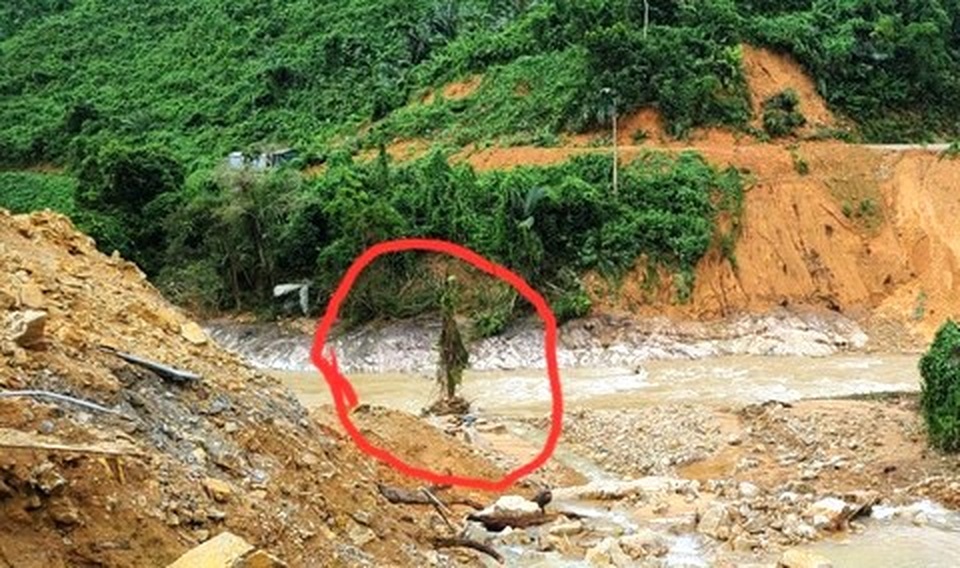 Băng rừng, vượt lũ đưa thi thể nạn nhân thứ 2 tại Rào Trăng ra ngoài - 1