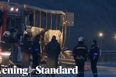 Xe buýt bốc cháy trên cao tốc, 45 người chết ở Bulgaria