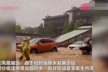 Cảnh tượng ngập lụt ở Phượng Hoàng Cổ Trấn