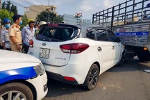 Tài xế ô tô điên cuồng tháo chạy CSGT, cố thủ trong xe "múa" dao thách thức