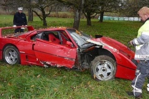 Siêu xe Ferrari liên tiếp gặp tai nạn