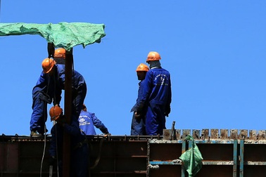 Người lao động xoay trần trong “chảo lửa”