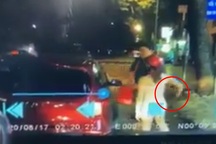 Cặp đồng tính trộm điện thoại của du khách lọt vào tầm “quét” camera ô tô