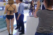 Tranh cãi ồn ào vụ nhân viên mặc bikini ở siêu thị điện máy