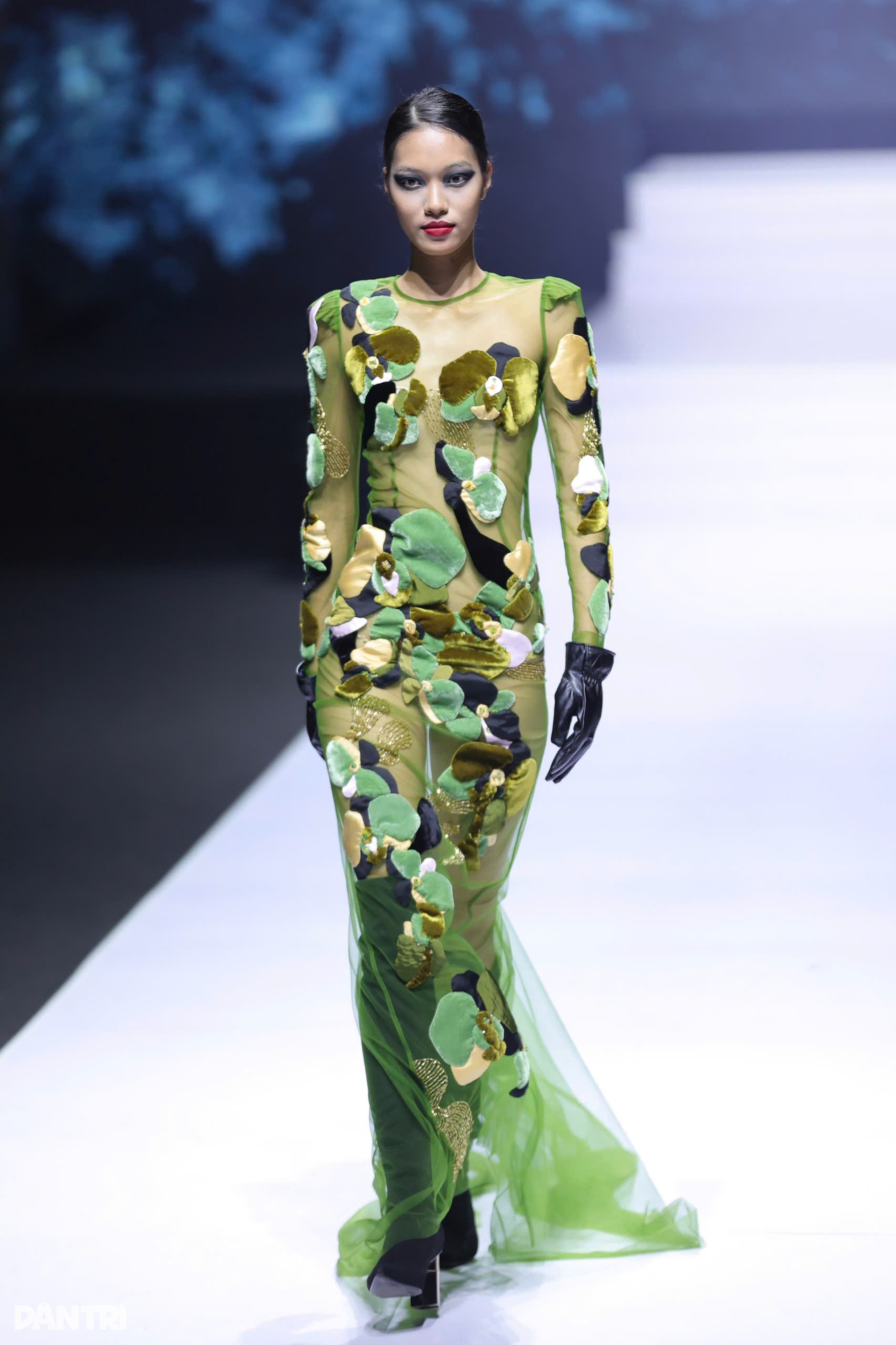 Quán quân Next Top Model 1,84m vấp ngã lại đứng lên bản lĩnh trên sàn diễn - 6