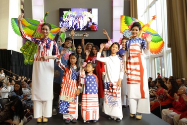 Lan Hương mang áo dài Việt Nam tới Mỹ