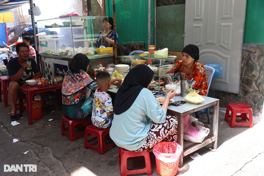 Hẻm TPHCM độc lạ: Trẻ em học vần chữ Ả Rập, người lớn không rượu bia - 3 Hẻm TPHCM độc lạ: Trẻ em học vần chữ Ả Rập, người lớn không rượu bia - 3