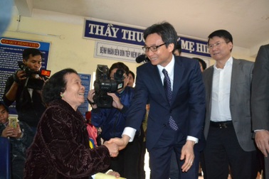 Phó Thủ tướng mong bác sĩ vùng biên quan tâm chăm sóc cả bà con người Lào