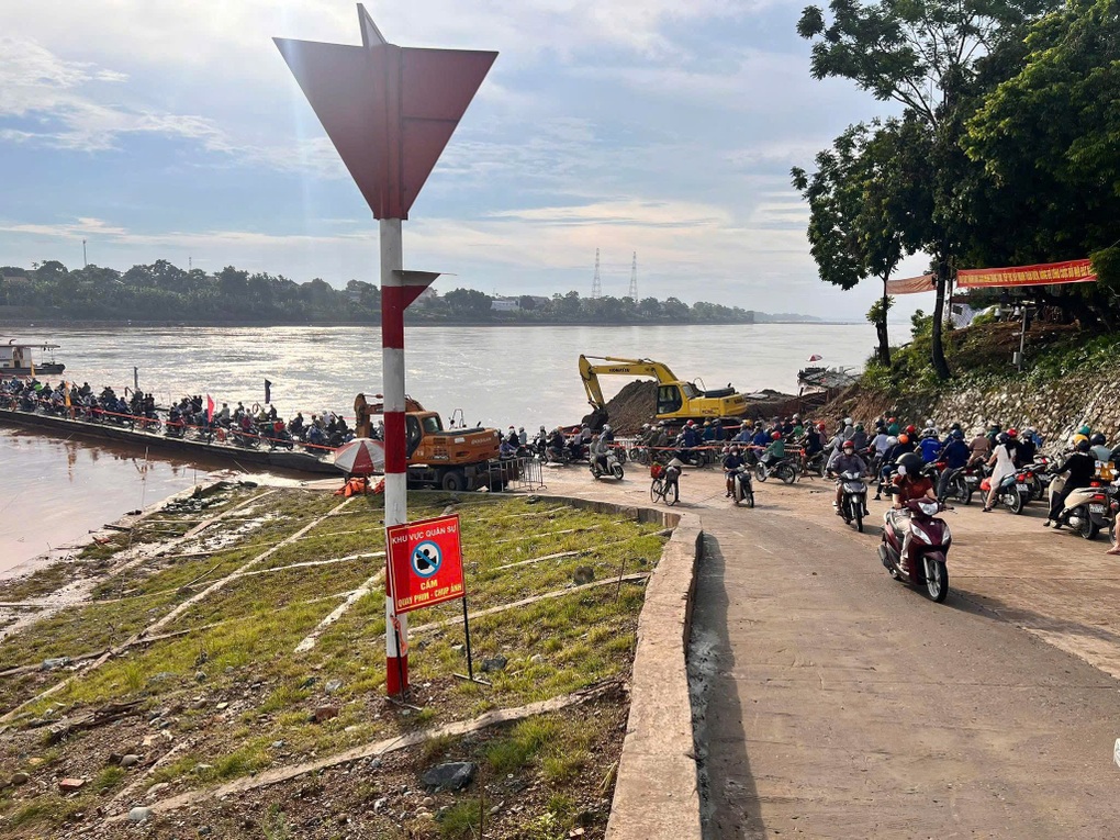 Cầu phao Phong Châu được nối lại - 2 Cầu phao Phong Châu được nối lại - 2