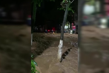 Nước chảy cuồn cuộn trên đường phố Sơn La, lũ tràn vào nhà dân