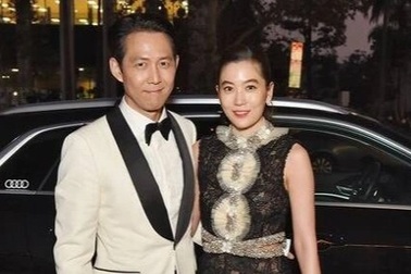 Lee Jung Jae của "Trò chơi con mực" đẹp đôi bên bạn gái tài phiệt tại Mỹ