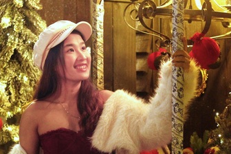 TPHCM rực rỡ sắc màu Giáng sinh sớm, giới trẻ đổ xô "sống ảo"