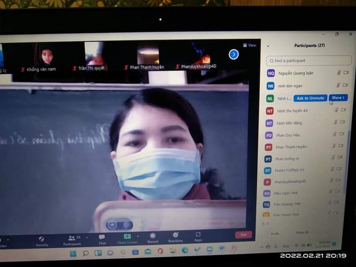 Bố mẹ lên đỉnh đồi dựng lán, đốt lửa, hứng sóng cho con học online - 6 Bố mẹ lên đỉnh đồi dựng lán, đốt lửa, hứng sóng cho con học online - 6