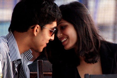 Cặp sao phim Triệu phú ổ chuột "tình tứ" bên nhau