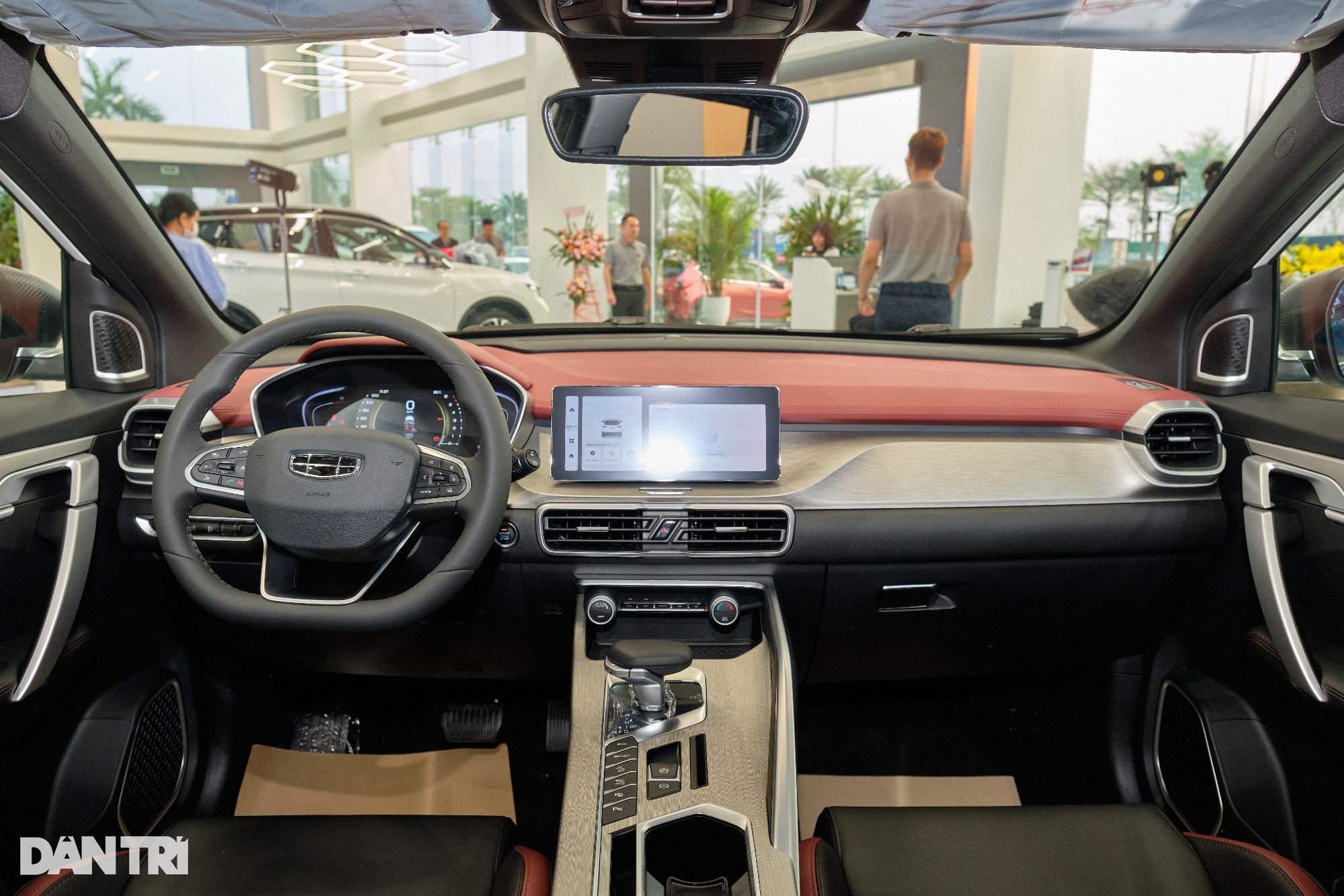 View - Tầm giá 650 triệu đồng, chọn Geely Coolray bản "full" hay Xforce bản thiếu? | Báo Dân trí