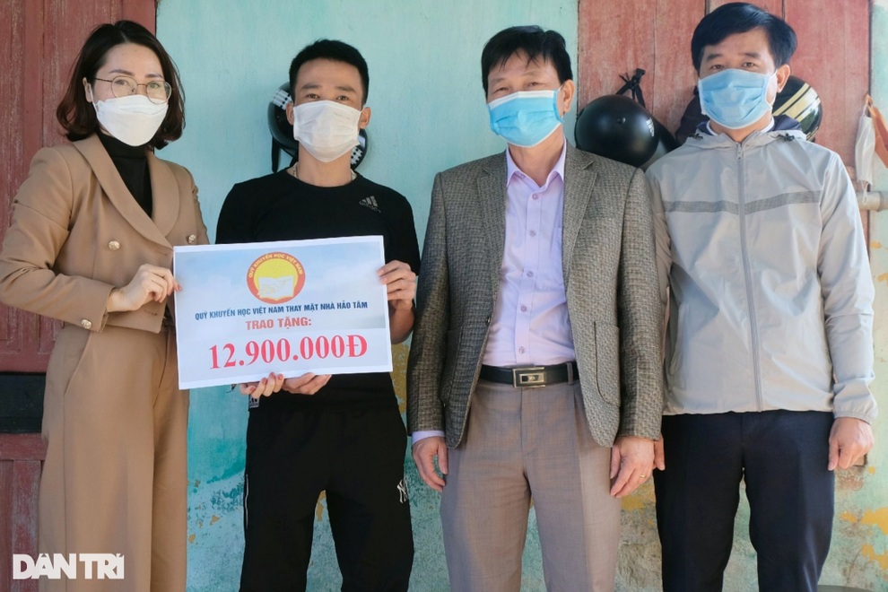 Hơn 176 triệu đồng đến với người đàn ông tay ôm tro cốt vợ, tay bế con thơ - 2 Hơn 176 triệu đồng đến với người đàn ông tay ôm tro cốt vợ, tay bế con thơ - 2