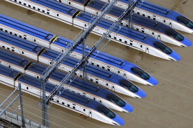 Nhật Bản thẳng tay loại 10 tàu cao tốc Shinkansen “bơi” trong nước lụt