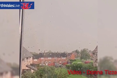 Kinh hoàng khoảnh khắc sét đánh trúng ngôi nhà trong giông bão