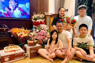 Hôn nhân ít ai ngờ của "Ông trùm phim hài Tết" và vợ kém 9 tuổi