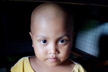 Ám ảnh ánh mắt của bé 5 tuổi người dân tộc Khmer bị ung thư máu