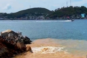 Đường ống cấp nước sinh hoạt vượt biển ở Nha Trang bị vỡ