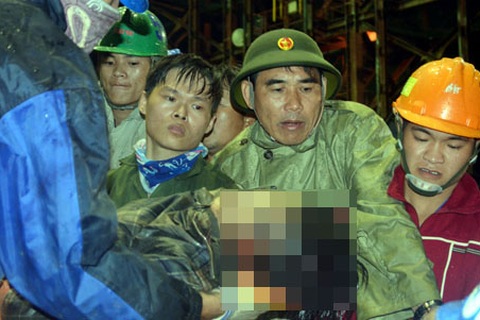 Xót xa những thi thể không còn nguyên vẹn dưới đống đổ nát