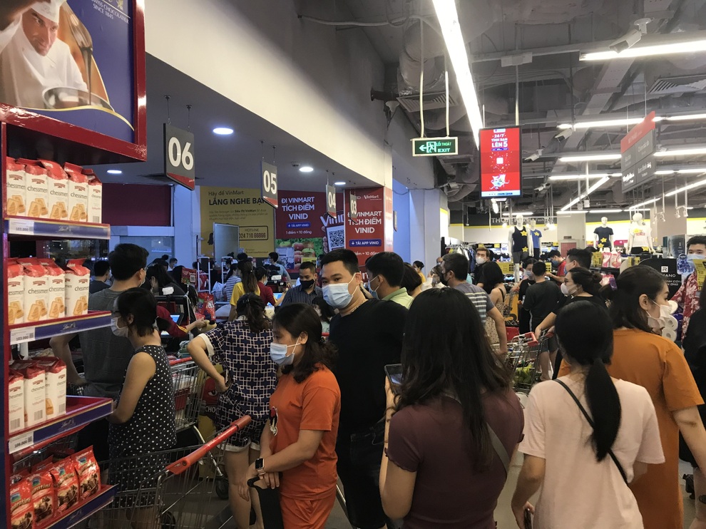 Chưa tới 21h, quầy rau, thịt tại một số siêu thị Hà Nội đã hết hàng - 11 Chưa tới 21h, quầy rau, thịt tại một số siêu thị Hà Nội đã hết hàng - 11