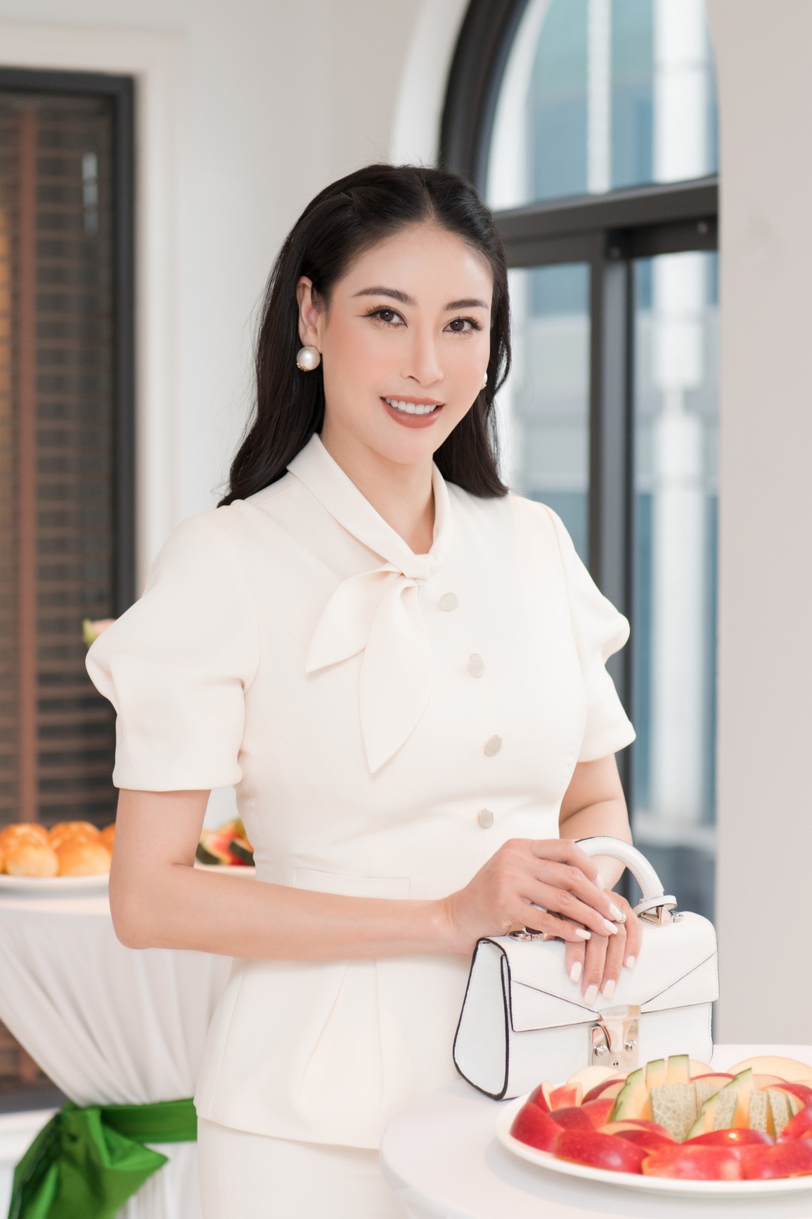 Nhan sắc tuổi 45 của Hà Kiều Anh: Trẻ không kém đàn em, gợi cảm vừa đủ - 2 Nhan sắc tuổi 45 của Hà Kiều Anh: Trẻ không kém đàn em, gợi cảm vừa đủ - 2