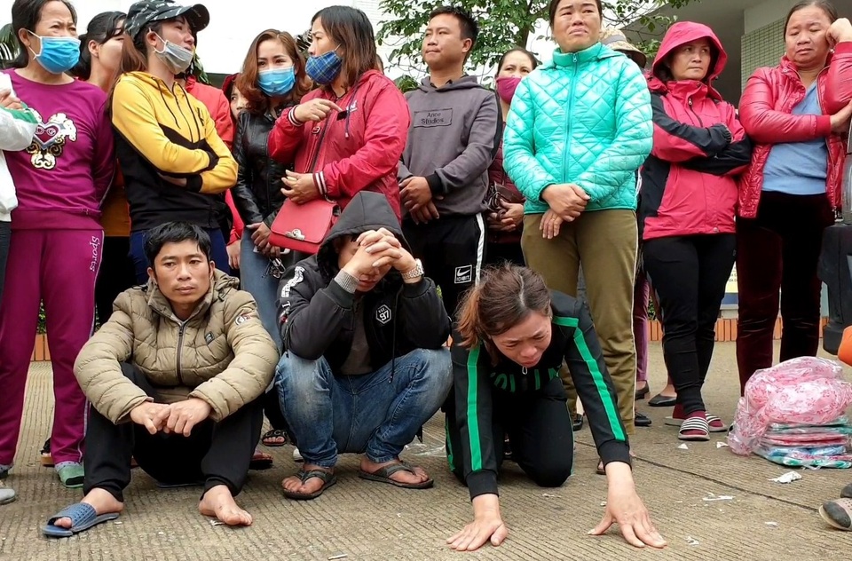 Quảng Bình: Sản phụ tử vong, người thân vây bệnh viện đòi làm rõ - 2 Quảng Bình: Sản phụ tử vong, người thân vây bệnh viện đòi làm rõ - 2