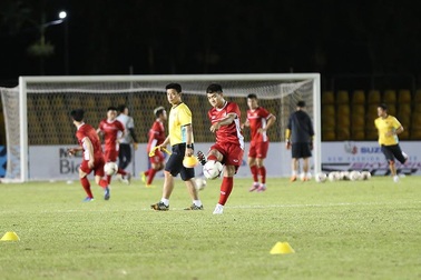 Đội tuyển Việt Nam làm quen sân Panaad, sẵn sàng đấu Philippines