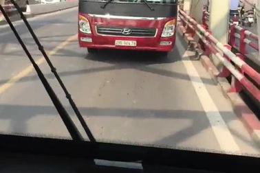 Xe khách bị ép chạy lùi khi đi vào đường ngược chiều trong giờ cao điểm