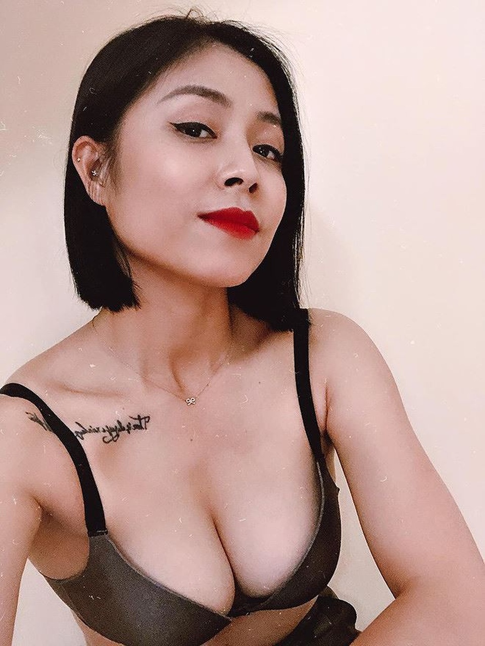 Khi các Biên tập viên nhà đài “thiêu đốt” ánh nhìn với áo tắm - 16 Khi các Biên tập viên nhà đài “thiêu đốt” ánh nhìn với áo tắm - 16