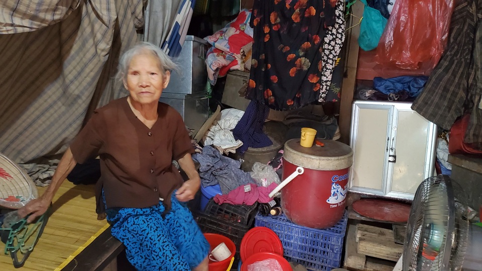 Người lao động nghèo lao đao giữa “cơn bão” dịch Covid-19 - 5 Người lao động nghèo lao đao giữa “cơn bão” dịch Covid-19 - 5