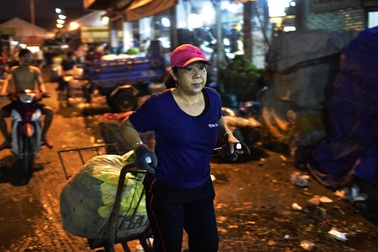 Những nữ “lão tướng” bốc xếp cuối cùng ở chợ đầu mối Thủ Đức