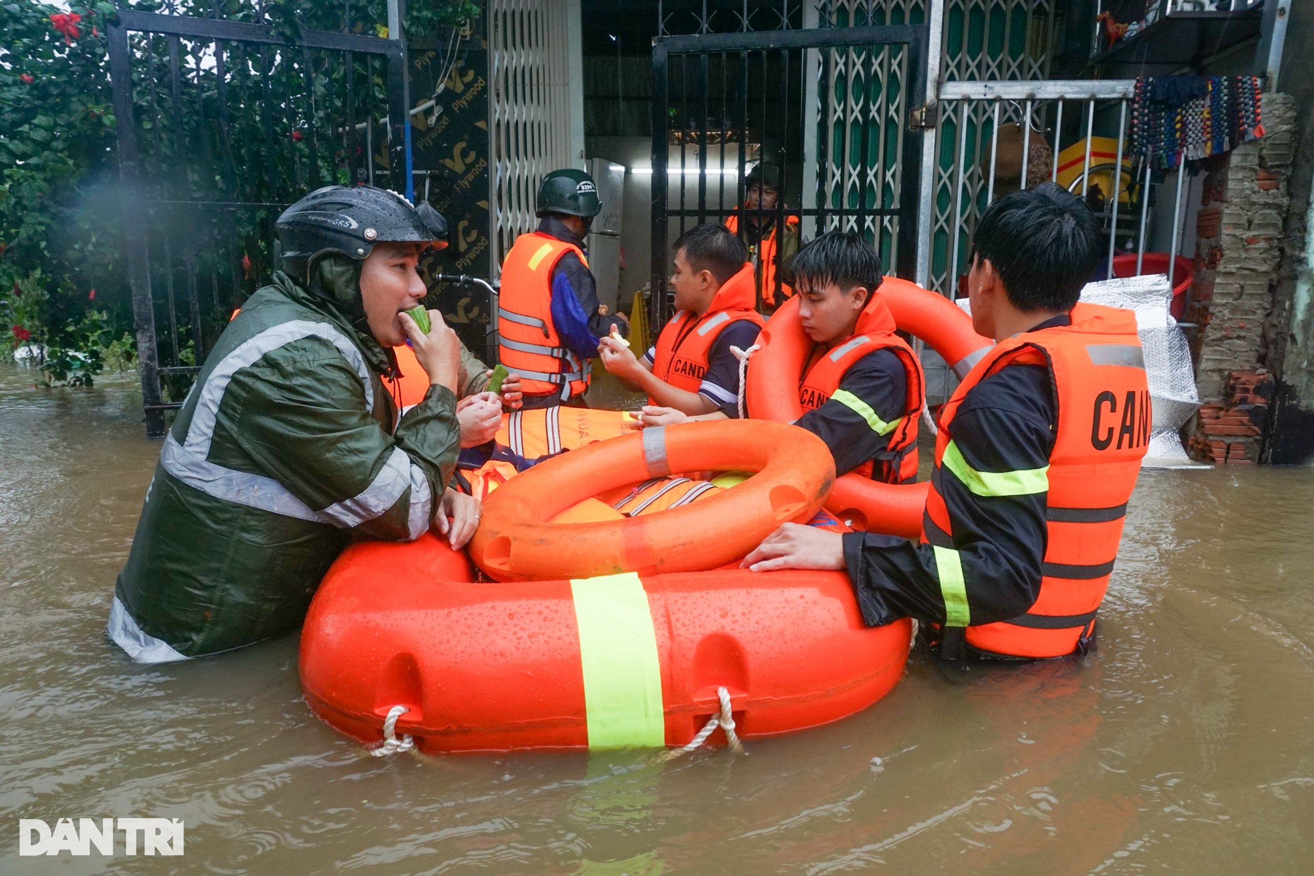 Những đôi chân trần xuyên đêm lội nước lũ - 2 Những đôi chân trần xuyên đêm lội nước lũ - 2